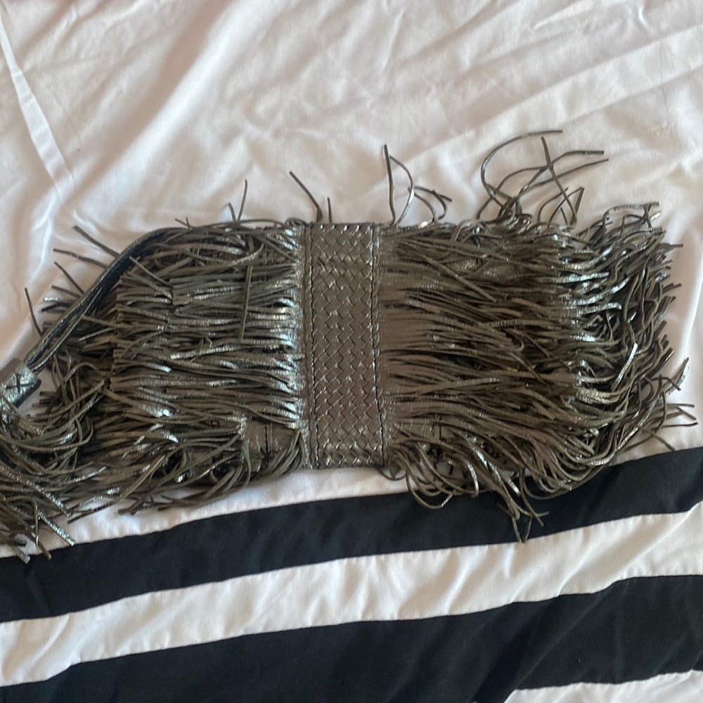En shalla metallic grey fringe clutch